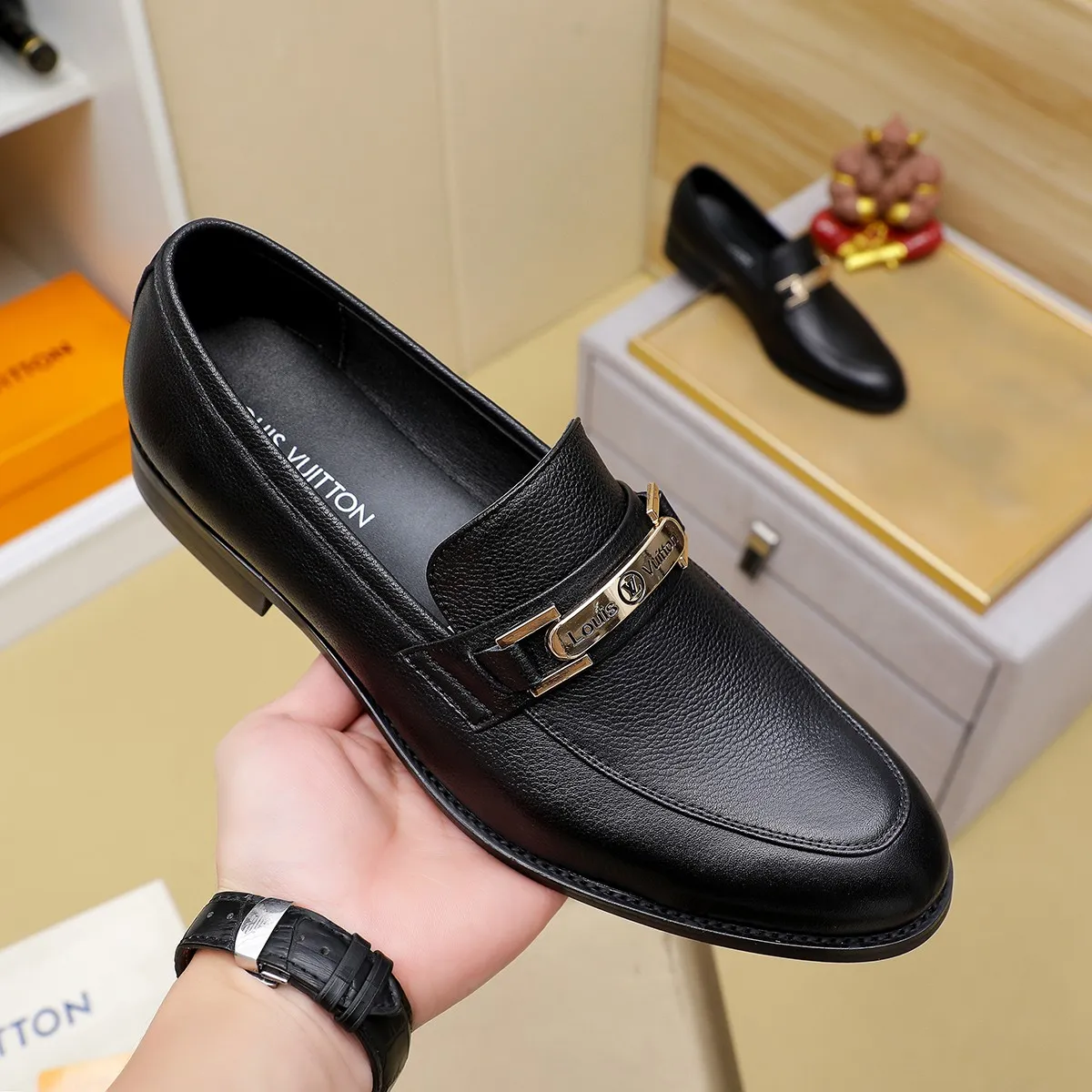 Men's Men's Shoes 💰420 💰[Louis Vuitton] LV high-end business formal leather shoes! ! Luxurious and elegant style, equal emphasis on practicality and style, professional focus on details and quality, counter original 1⃣️: 1⃣️ super accurate reproduction👍🏻! Material: The upper is made of imported original soft 🐂cowhide ➕imported first-layer sheepskin lining. Original anti-slip and wear-resistant outsole! Code number: 39--45, (38.46 custom-made) Large quantities in stock!